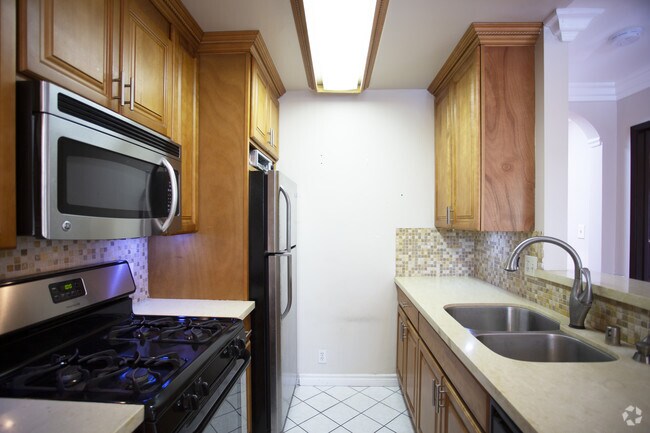 1HAB, 1BA - 700 ft² - 20/20 Villa Apartments