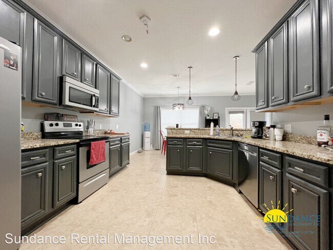 Building Photo - 4 br, 2.5 bath House - 1588 Venice Avenue