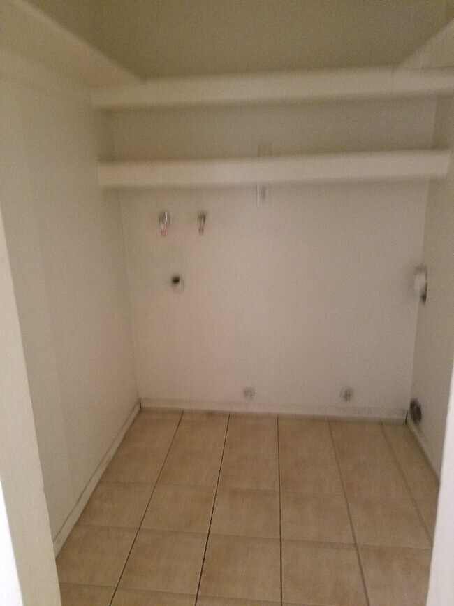 Building Photo - 3 BED 1 BATHROOM, HOME IN THE MEADOWS-NO H...
