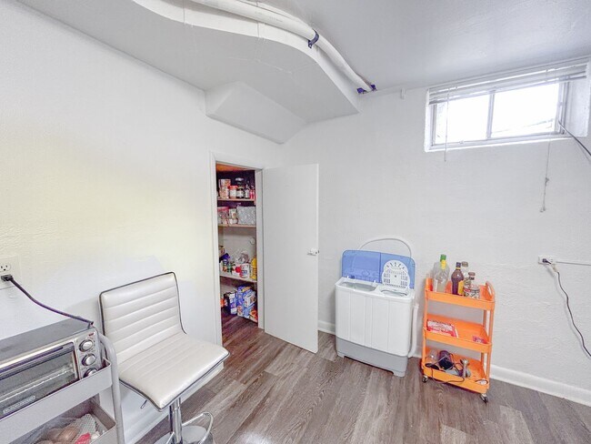 Building Photo - Updated Garden Level DU Home for Rent! Fiv...
