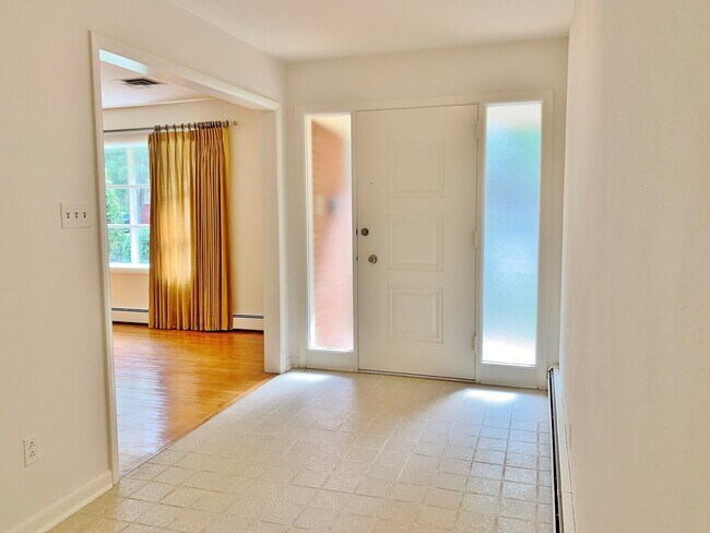 Building Photo - 4 Bedroom Home on the Water! Available 10-...