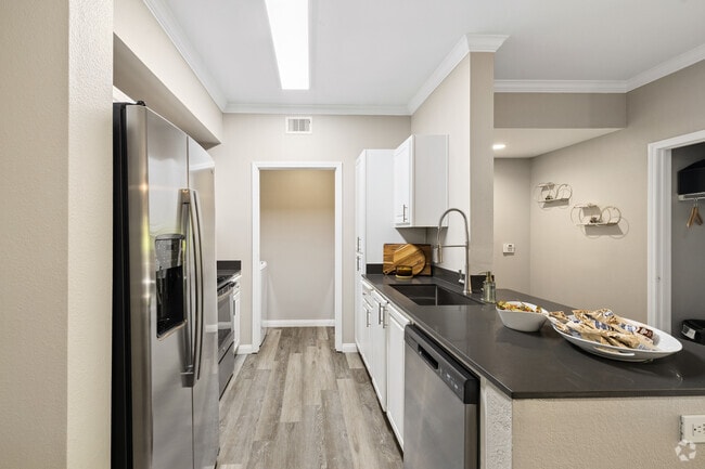 2BR, 1BA - 932SF - Kitchen - Broadleaf Apartments