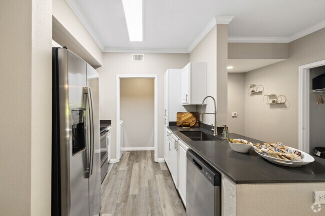 2BR, 1BA - 932SF - Kitchen - Broadleaf Apartments