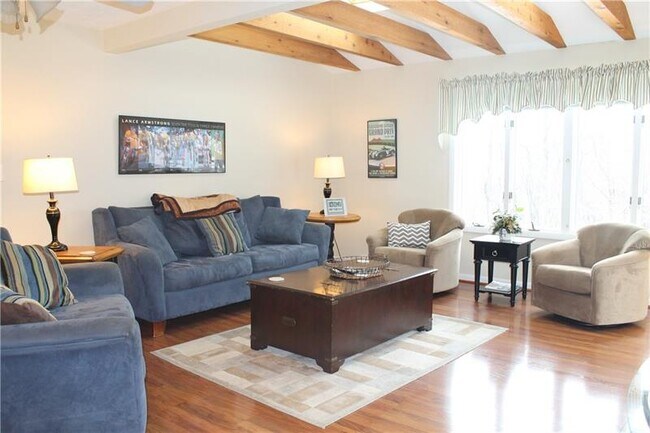 Foto del edificio - 282 Alpine Heights Rd