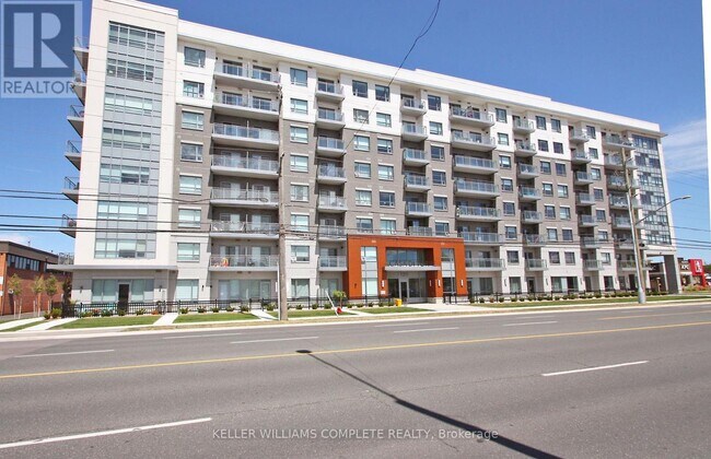 Photo du bâtiment - 121-121 Hwy 8