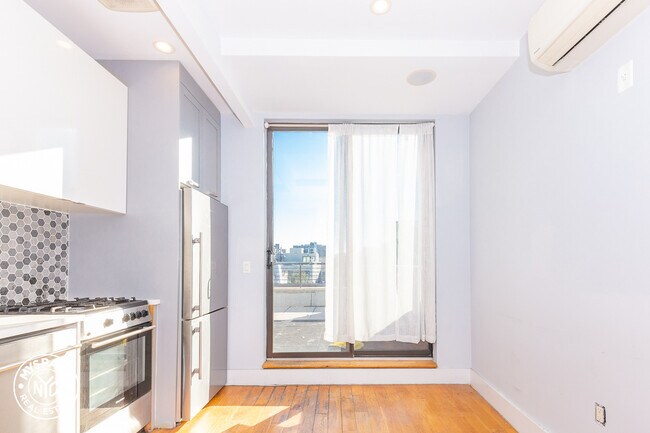 Building Photo - 17 Devoe St