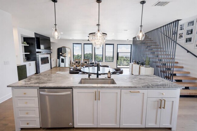 Building Photo - 8501 Bronco Ln