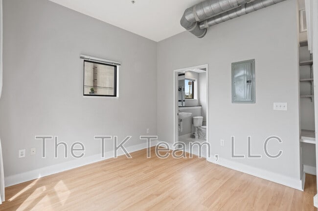 Building Photo - 514 W 10th St