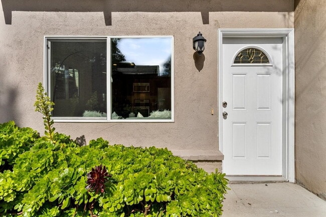 Building Photo - "Charming 1-Bedroom Retreat with Granite Touches and Pool Access in Berkeley"