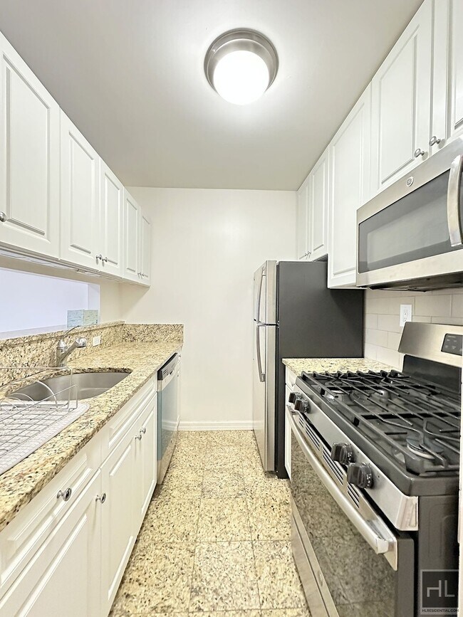 Foto del edificio - 2 bed 2 bath Unbelievable Price - 235 WEST...