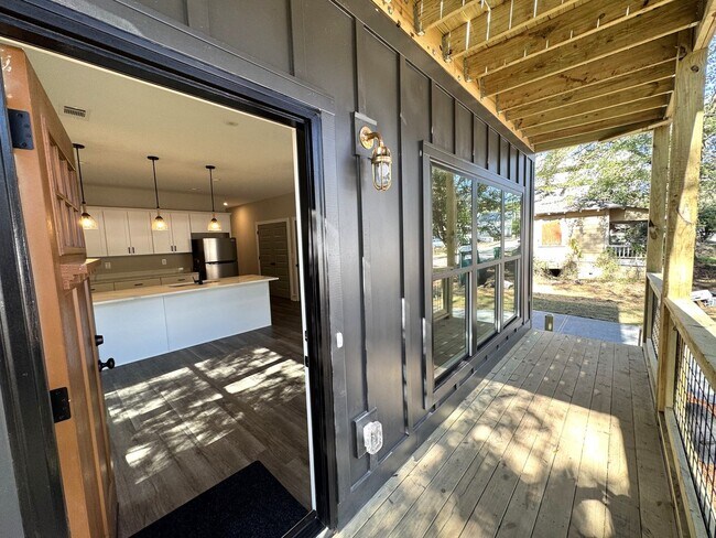 Building Photo - Downtown 4br Home FOR RENT