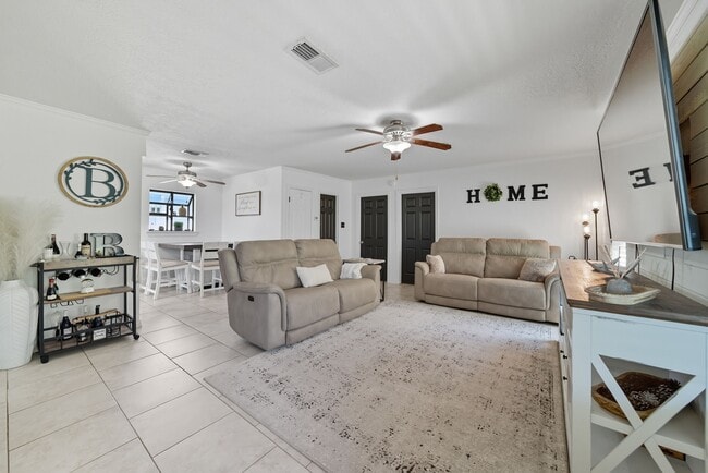 Building Photo - 439 Pompano St