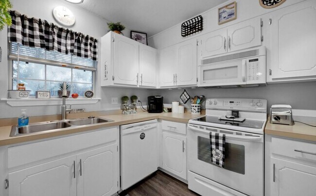 Foto del edificio - Beautiful 3 Bedroom Townhouse Near Both Bases