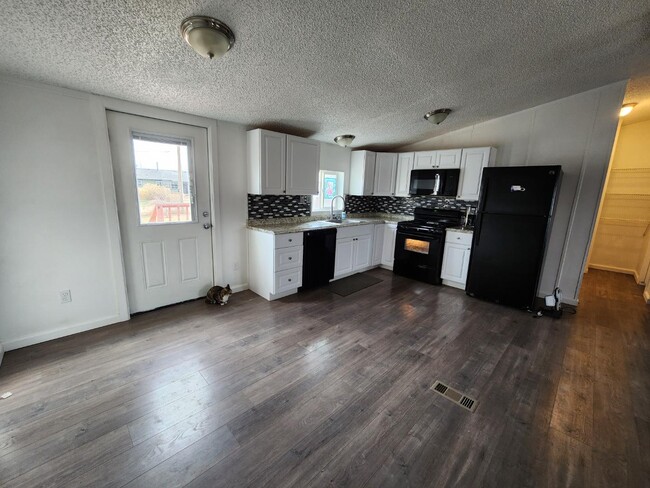 Building Photo - 412 Sherman Dr