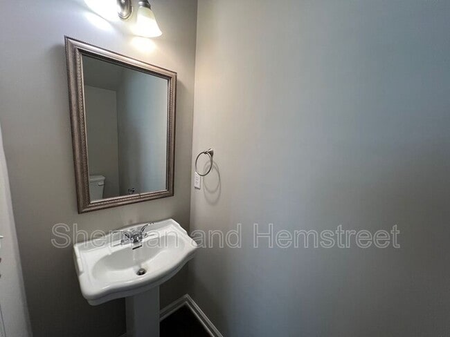 Foto del edificio - 660 Dobhill Ln