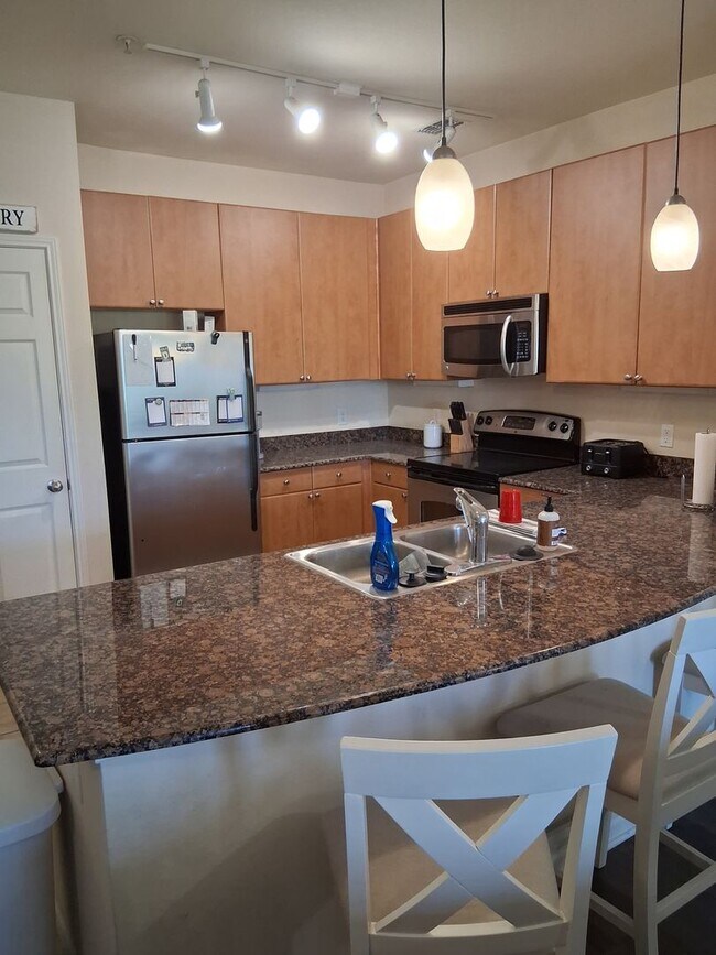 Foto del edificio - Midtown Village 2 Bed 2 Bath Condo! Available July!