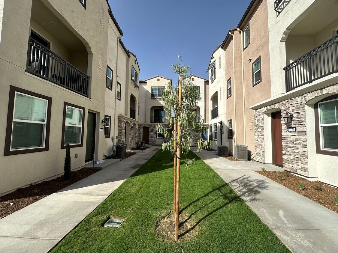 Foto principal - 2 BEDROOM HOME FOR LEASING IN Pomona