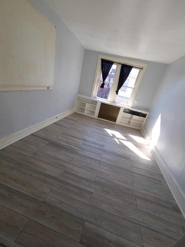 Building Photo - 4930 Ormes St