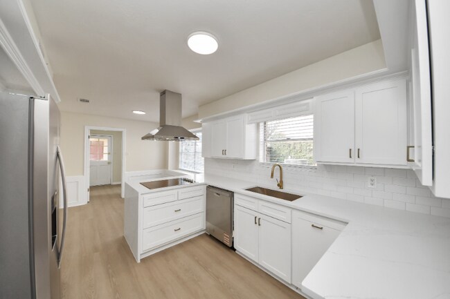 Foto del edificio - 11319 Chevy Chase Dr