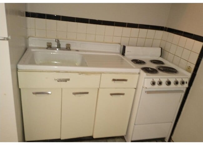 Building Photo - 362 Probasco St