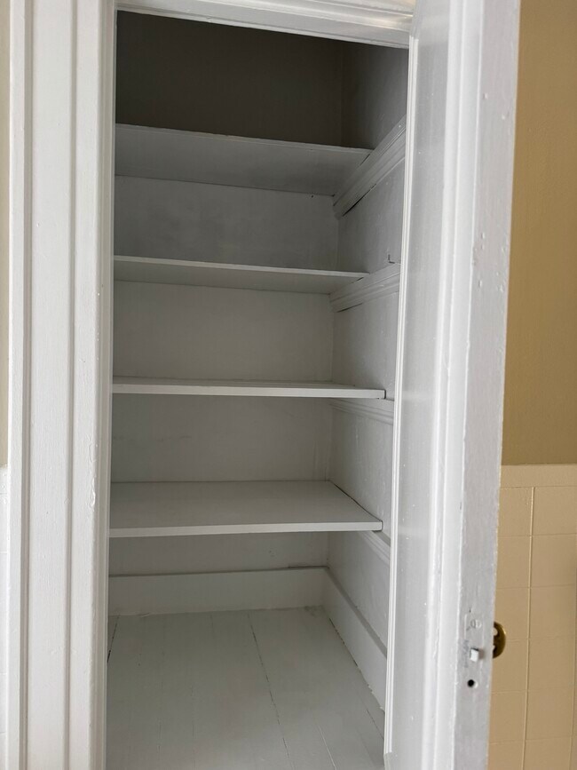 armario de ropa blanca del baño - 116 Goldsborough St