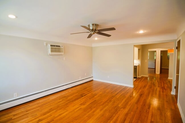 Building Photo - 5850 Robison Rd