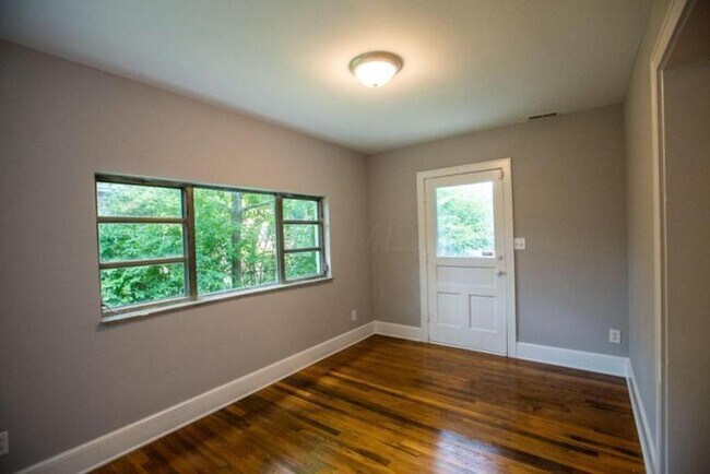 Foto del edificio - Italian Village home with Huge Yard