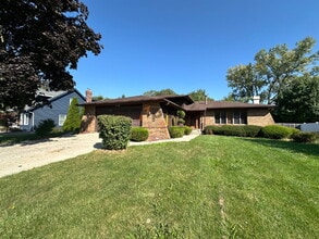Building Photo - 334 Little John Dr