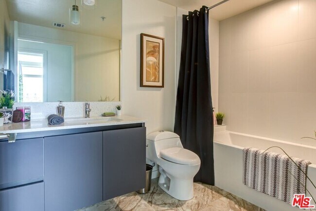 Building Photo - 515 W Broadway