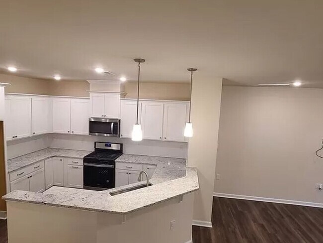 Foto del edificio - 3 Bedroom Townhome in Raleigh