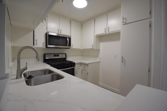 Foto del edificio - 7032 Remmet Ave