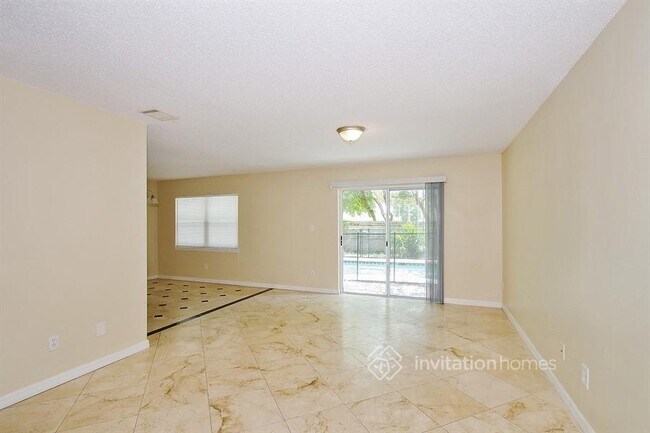 Building Photo - 9 N Aurora Dr