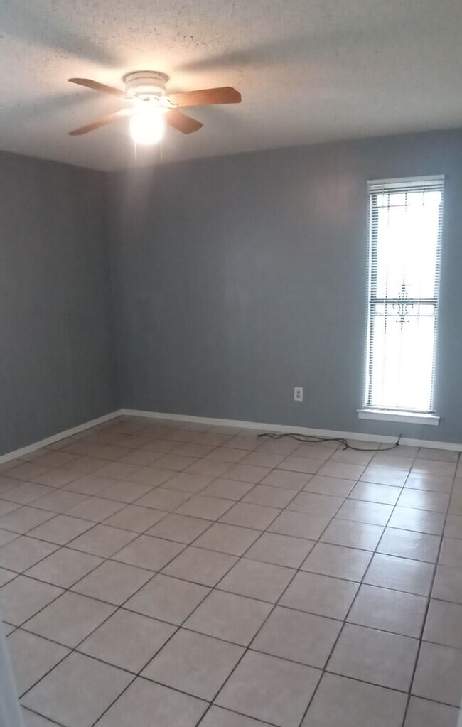 Foto del edificio - 4 Success Realty is now offering this 3 be...