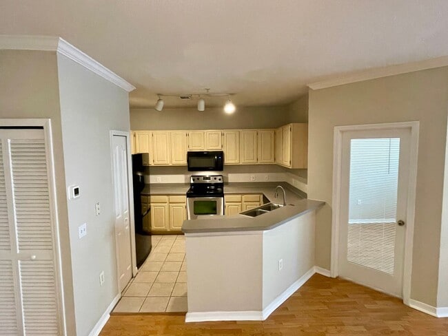 Building Photo - Move In Special! Spacious 2BR/2BA Visconti...