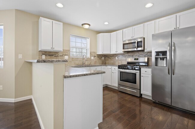 Building Photo - 438 Elm St