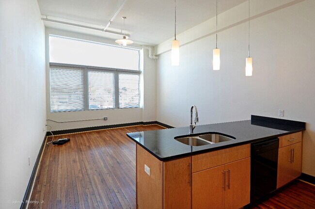 Building Photo - 132 N Sycamore St