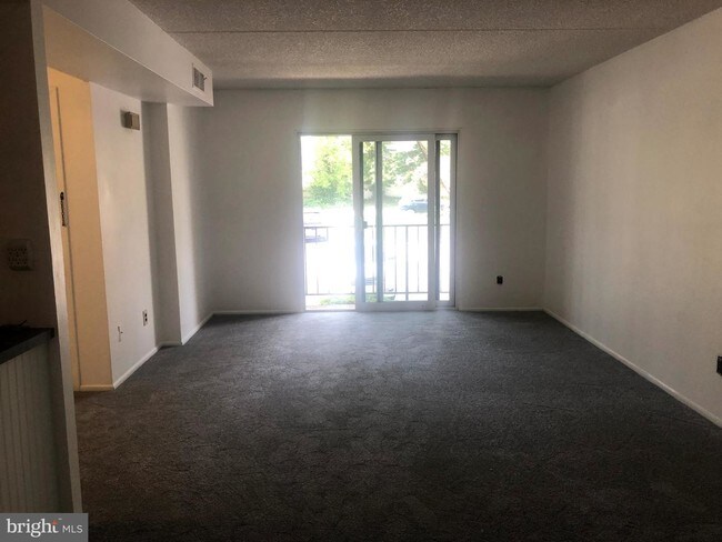 Foto del edificio - 712 Putnam Blvd