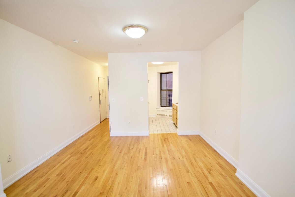 Primary Photo - 242 W 112th St