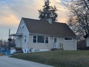 Building Photo - 28W625 Lester St