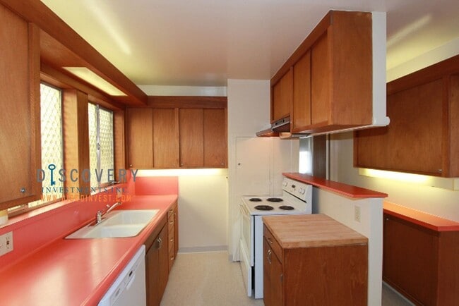 Building Photo - Laurel Heights One Bedroom Home with Bonus Room