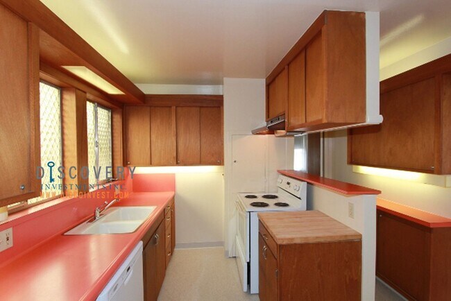 Foto del edificio - Laurel Heights One Bedroom Home with Bonus Room