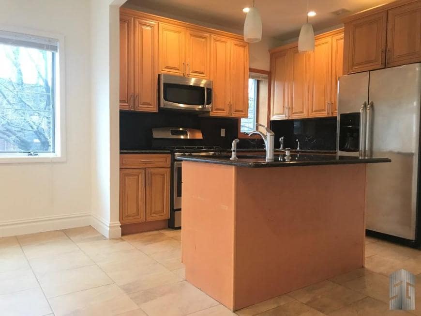 Foto principal - 3 bedroom in BROOKLYN NY 11225