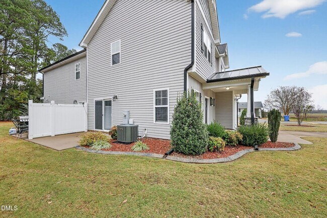 Foto del edificio - 411 E 3rd St