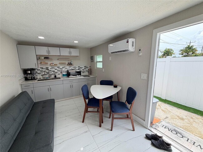Foto del edificio - 6830 SW 8th St