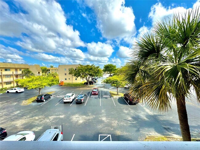 Foto del edificio - 8305 Sunrise Lakes Blvd