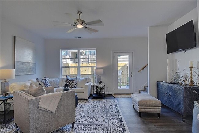Foto del edificio - Three Bedroom Available