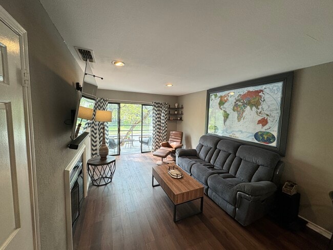 Photo - 2605 Enfield Rd (Austin, TX) Apartment
