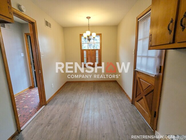 Building Photo - Enchanting 3 Bedroom / 1.5 Bath - Parkway ...