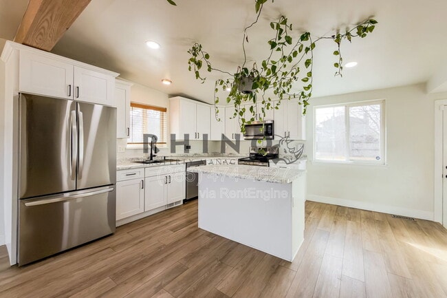 Building Photo - 1993 Champagne Ave