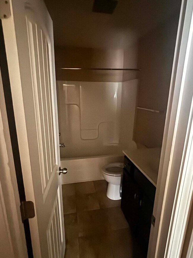 Foto del edificio - 2 Bed  2 Bath Attached Garage Heartland Neighborhood